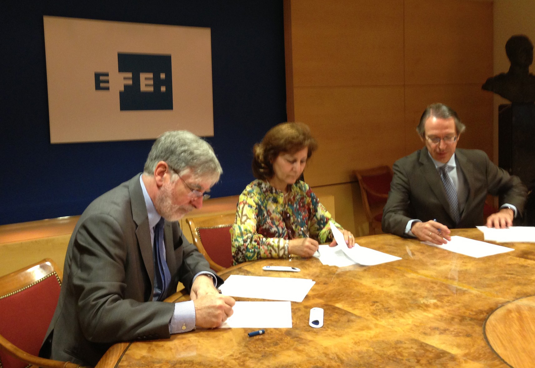 Agencia EFE firma un acuerdo con la FAPE e IPECC Agencia EFE firma un acuerdo con la FAPE e IPECC