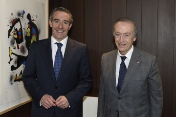 CaixaBank y la FEV renuevan su colaboración centrados en la recuperación del sector vitivinícola CaixaBank y la FEV renuevan su colaboración centrados en la recuperación del sector vitivinícola